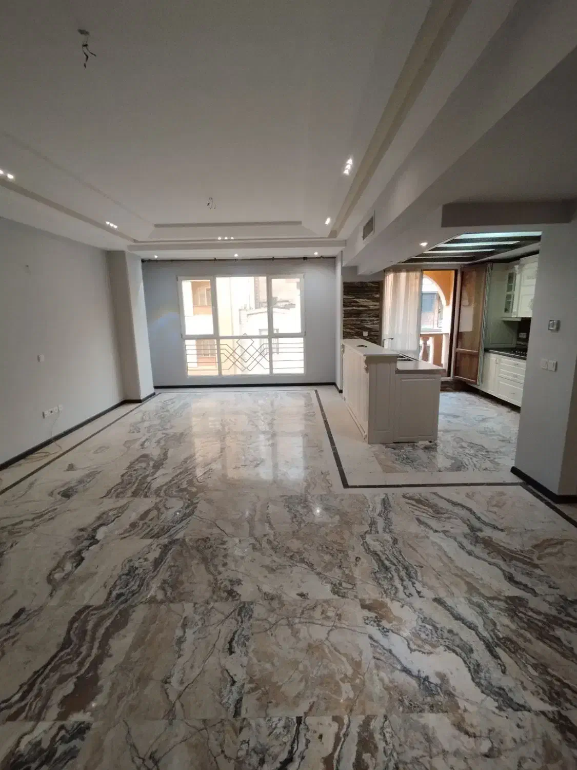 ۱۳۵متر فول چهارباغ شرقی تکواحدی ۴ ساله تخلیه