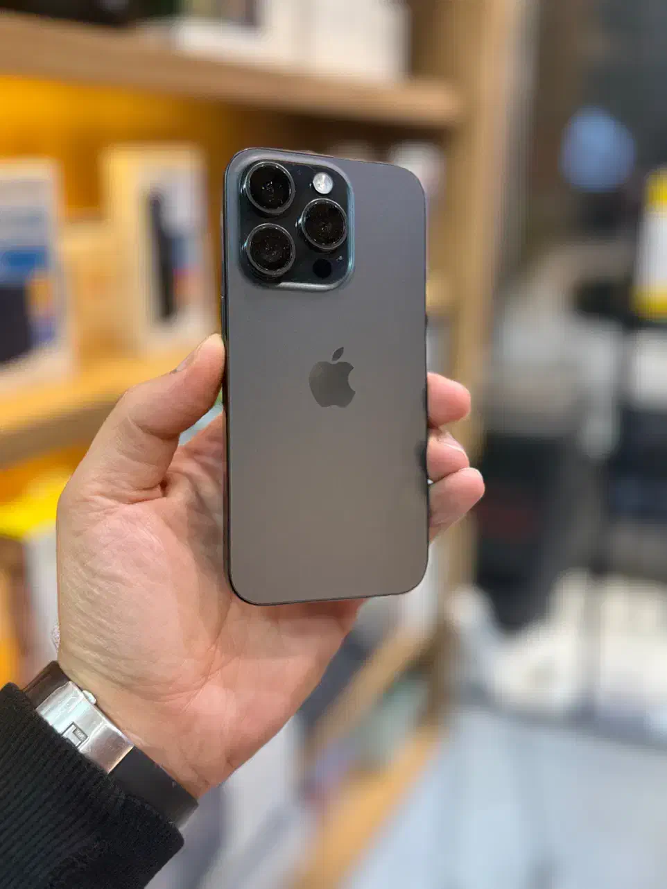 ایفون۱۵ پرو با ریجستر|موبایل|رشت, معلم|دیوار