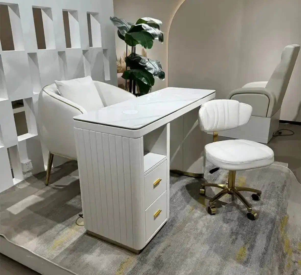 اجاره میز به ناخنکار|خدمات آرایشگری و زیبایی|گنبد کاووس, |دیوار