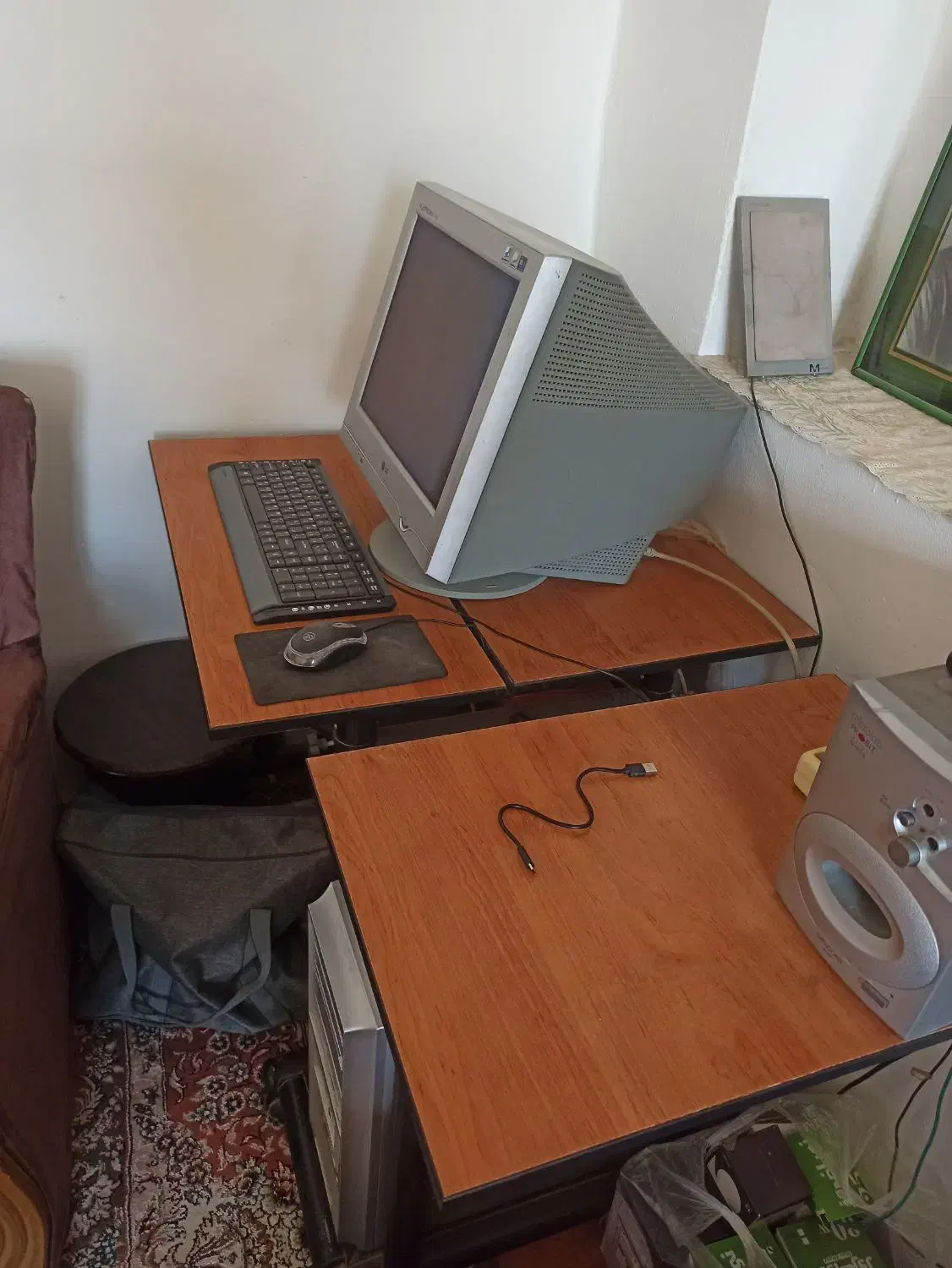 میز با کامپیوتر|رایانه رومیزی|شهرکرد, |دیوار