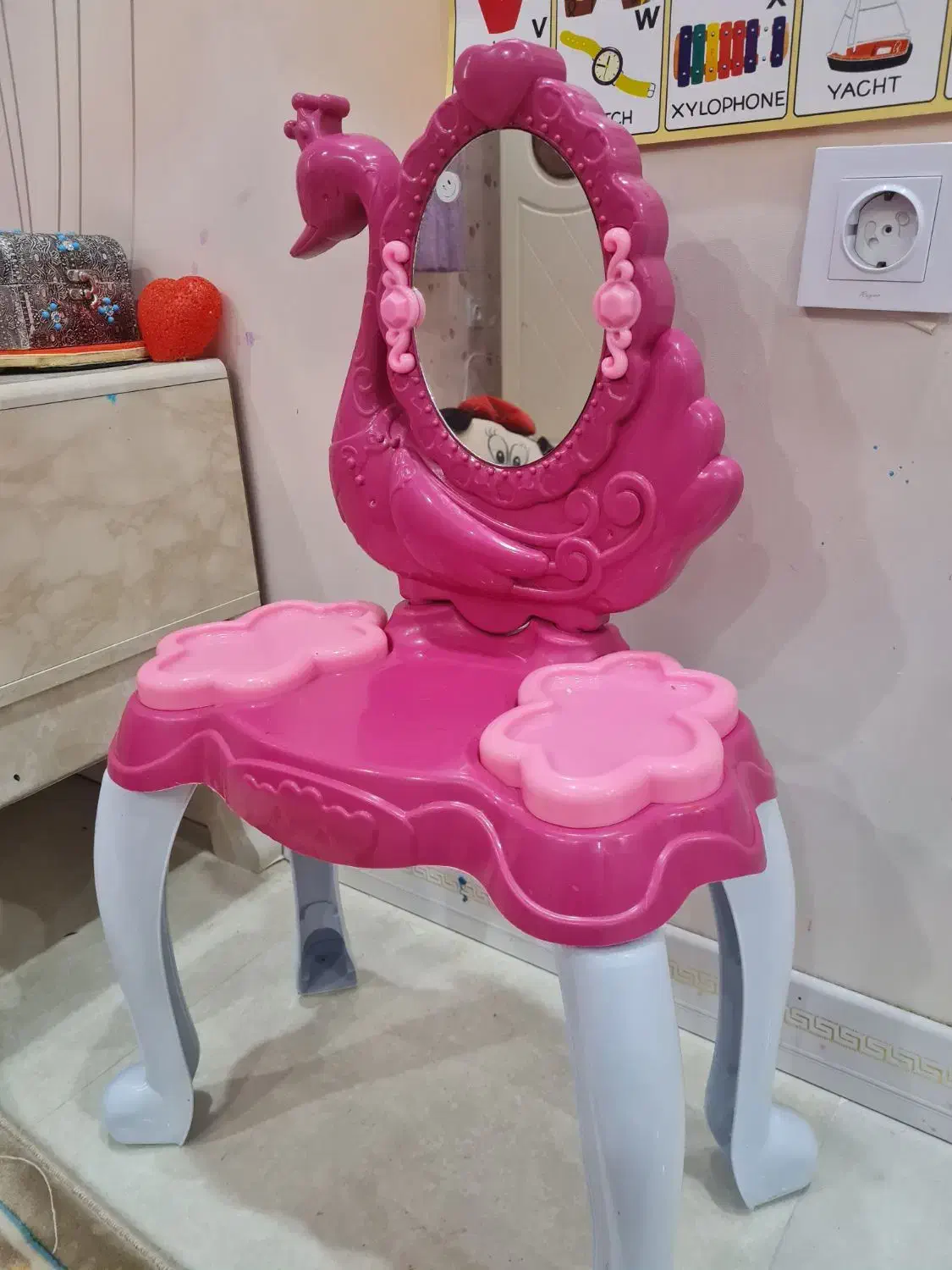 میز آرایشی کودک بسیار زیبا|اسباب و اثاث بچه|اهواز, کمپلو شمالی|دیوار