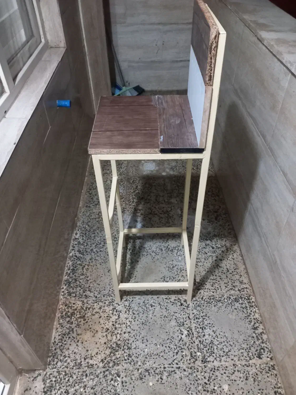 چهار پایه فلزی|صندلی و نیمکت|قروه, |دیوار