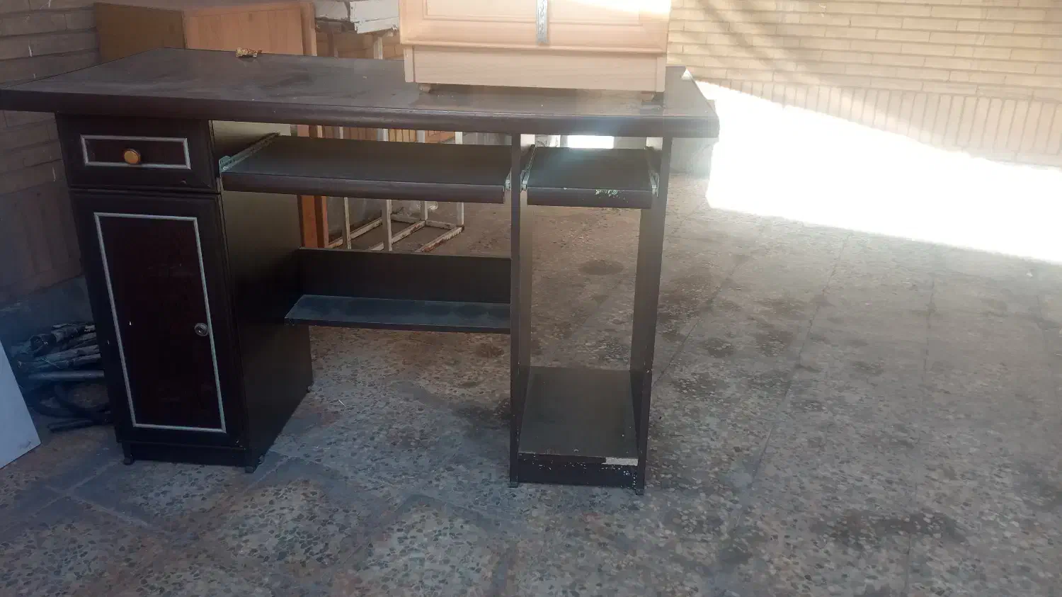 یک عدد میز کامپیوتر تمیز و در حد نو|مبلمان اداری|اهواز, کوی باهنر|دیوار