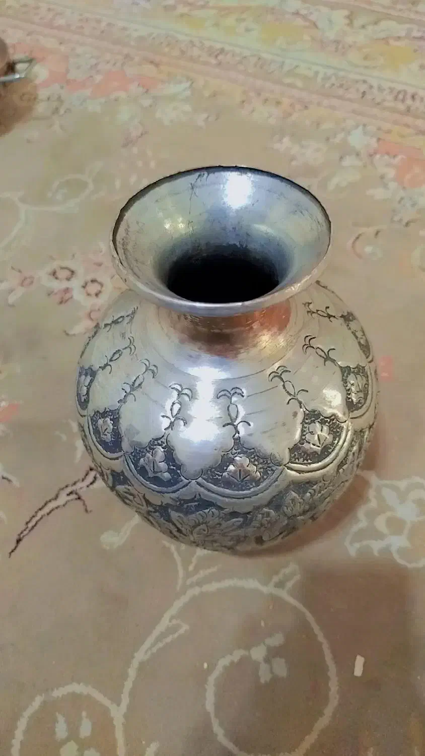 یک عدد گلدان و کاسه مسی قلم زنی قدیمی|کلکسیون اشیاء عتیقه|تهران, سبلان (لشگر)|دیوار