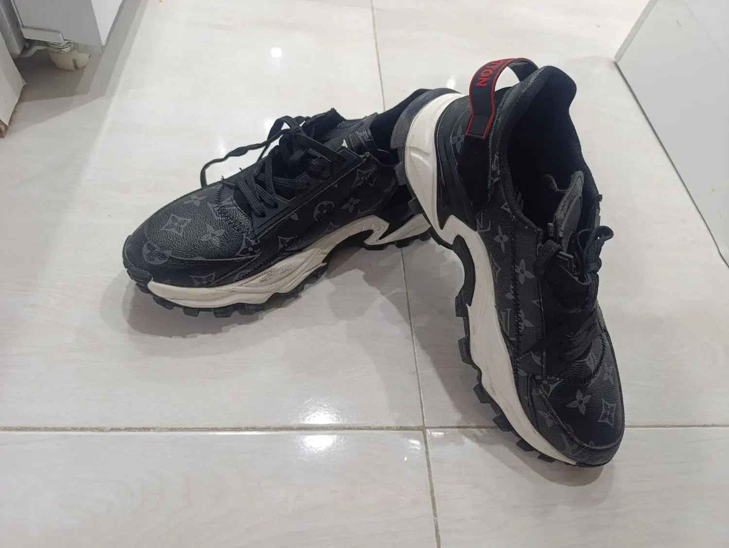 کتانی شیک|کیف، کفش، کمربند|اقبالیه, |دیوار