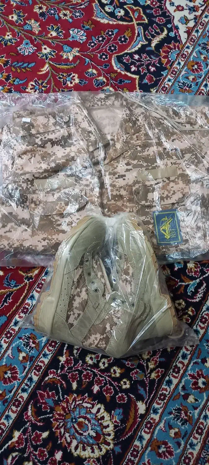 لباس و پوتین|لباس|قروه, |دیوار