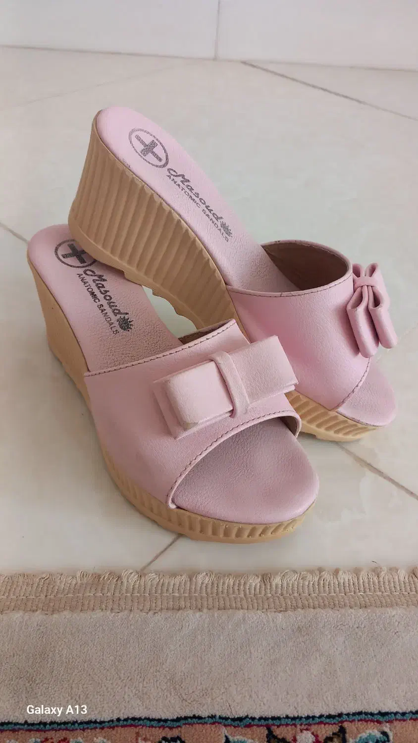 ۲ جفت کفش|کیف، کفش، کمربند|گناباد, |دیوار