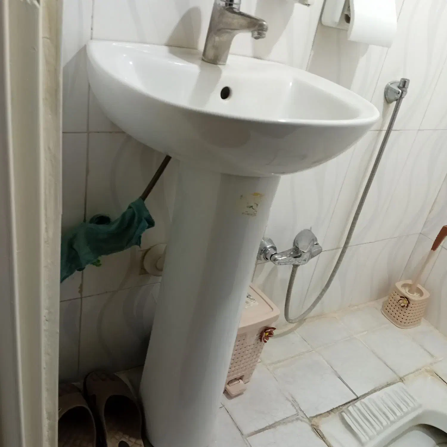 روشویی پایه دار سالم تمیز|لوازم سرویس بهداشتی|محمدیه-قزوین, |دیوار