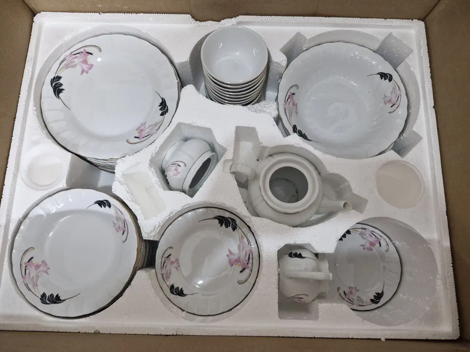 سرویس چینی ۱۲ نفره|ظروف سرو و پذیرایی|اصفهان, بهارستان|دیوار