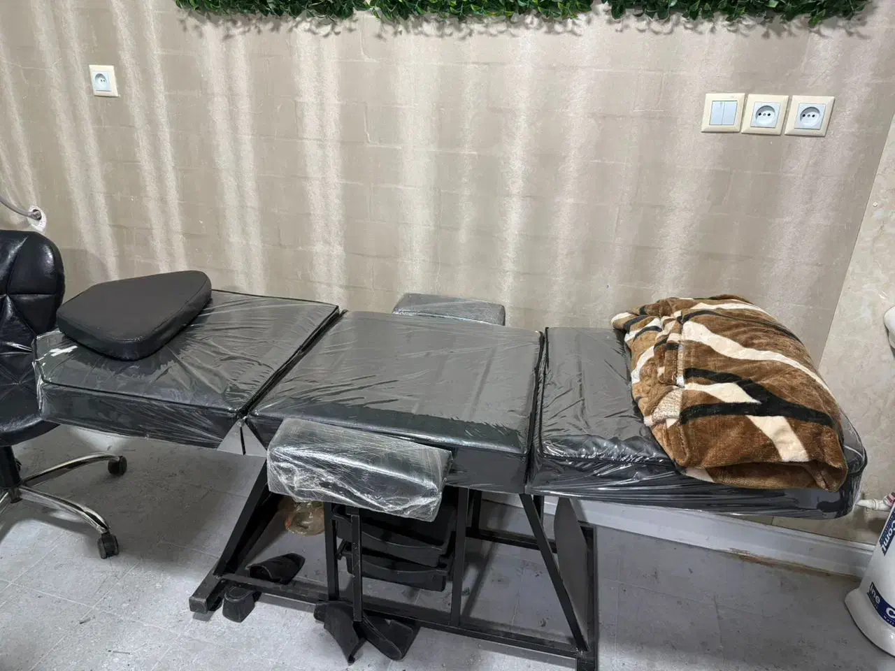 فروش تخت موژه صندلی اصلاح و تتو و میز ناخن|آرایشگاه و سالنهای زیبایی|شوش, |دیوار