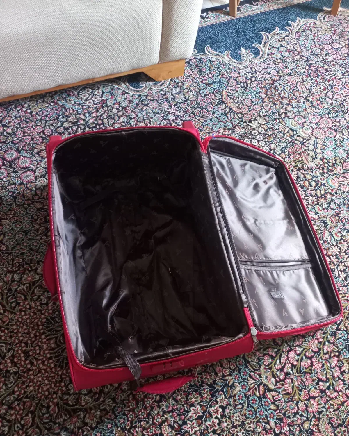 چمدان برزنتی|کیف، کفش، کمربند|رشت, نظری|دیوار