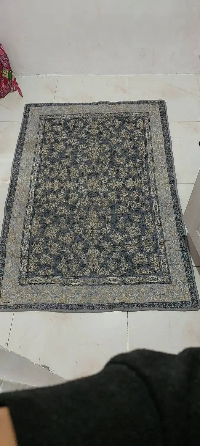 یک فرش نمدی مدل افشان رنگ طوسی روشن و تیره|فرش|مشهد, کشاورز|دیوار