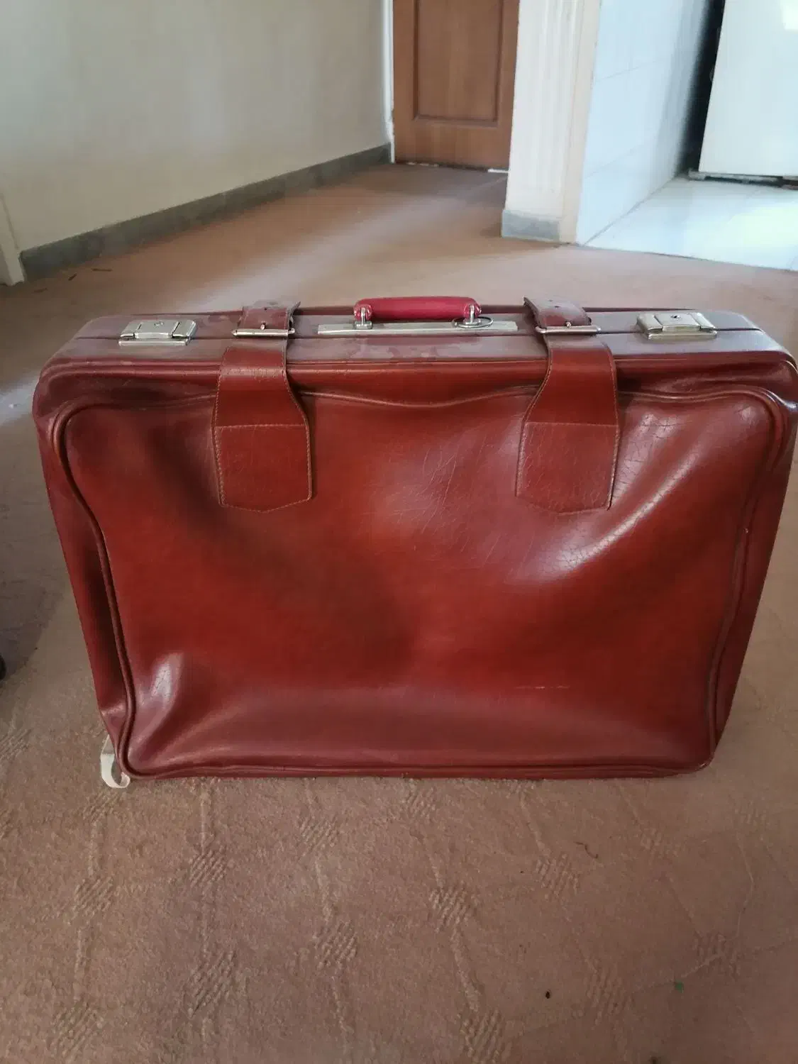 چمدان چرم قدیمی|کیف، کفش، کمربند|شیراز, زند|دیوار