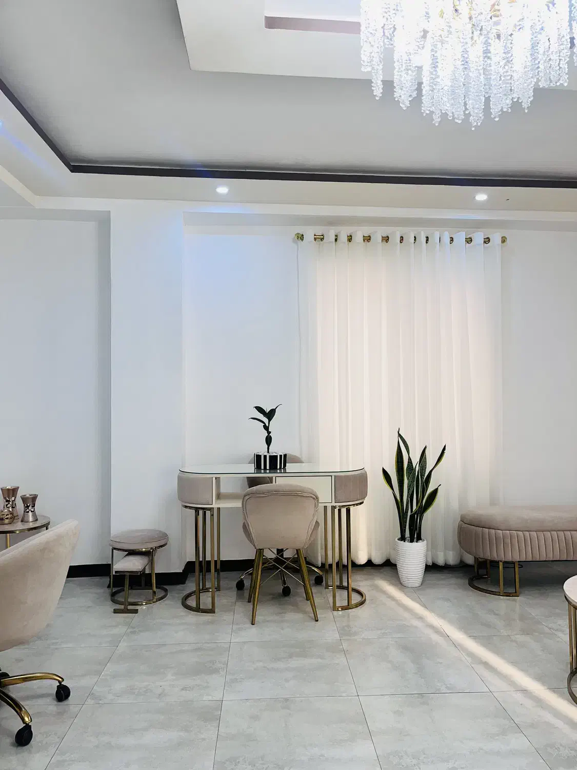 لاین زیبایی ناخن میکرو ابرو اکستنشن مو|اجارهٔ دفتر کار، اتاق اداری، مطب|رشت, معلم|دیوار