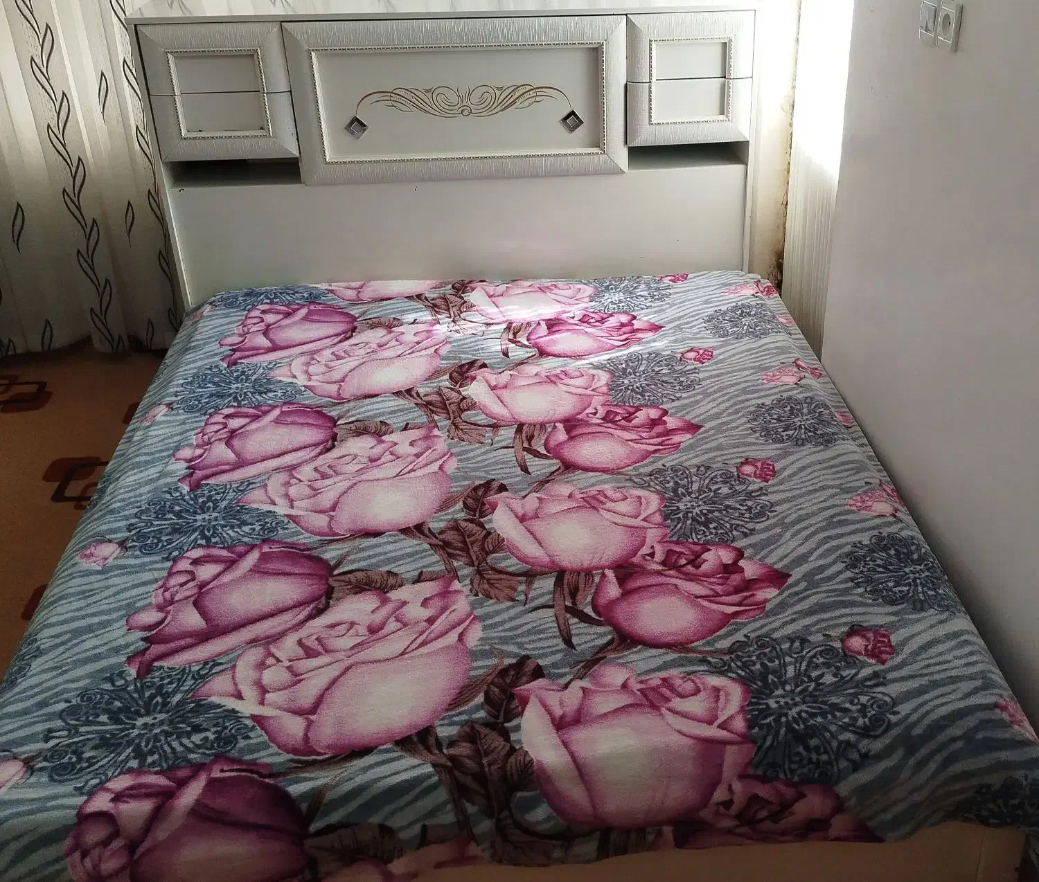 تخت دو نفره به همراه تخت یک نفره با خوشخواب|تخت و سرویس خواب|قائن, |دیوار