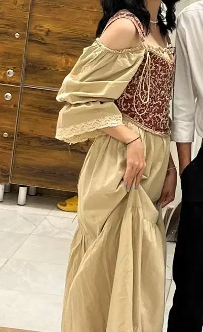 کرست وینتیج|لباس|رشت, دیانتی|دیوار