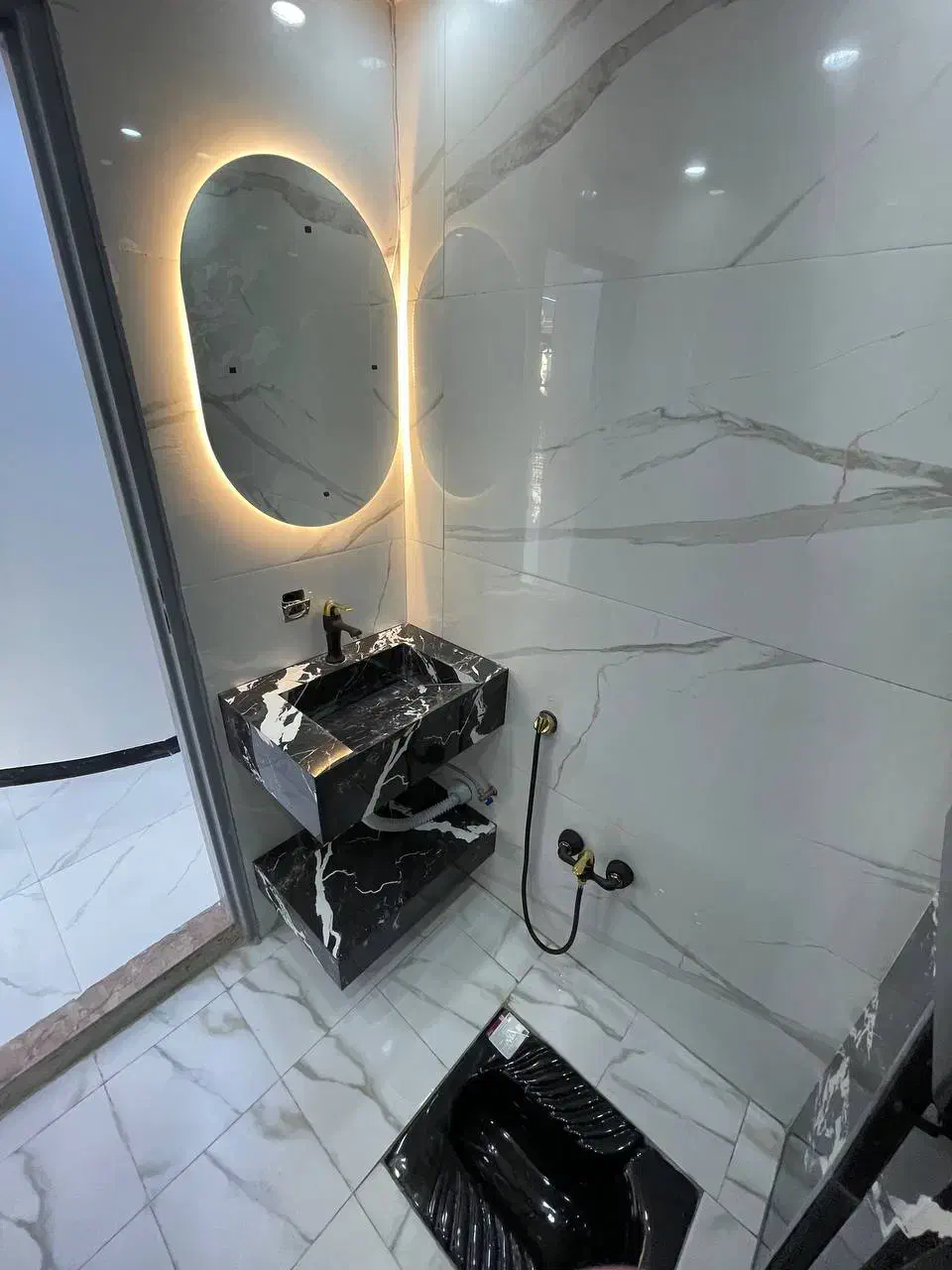 ۱۲۷متر  روبه آفتاب (سالن قدی پرده خور) تکواحدی