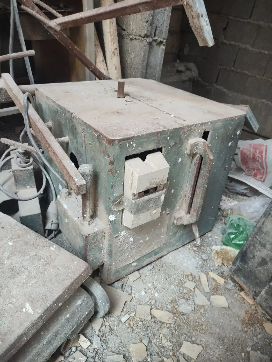 آره صندوقی .دریل .دو عدد دینام صنعتی|ماشینآلات صنعتی|اهرم, |دیوار