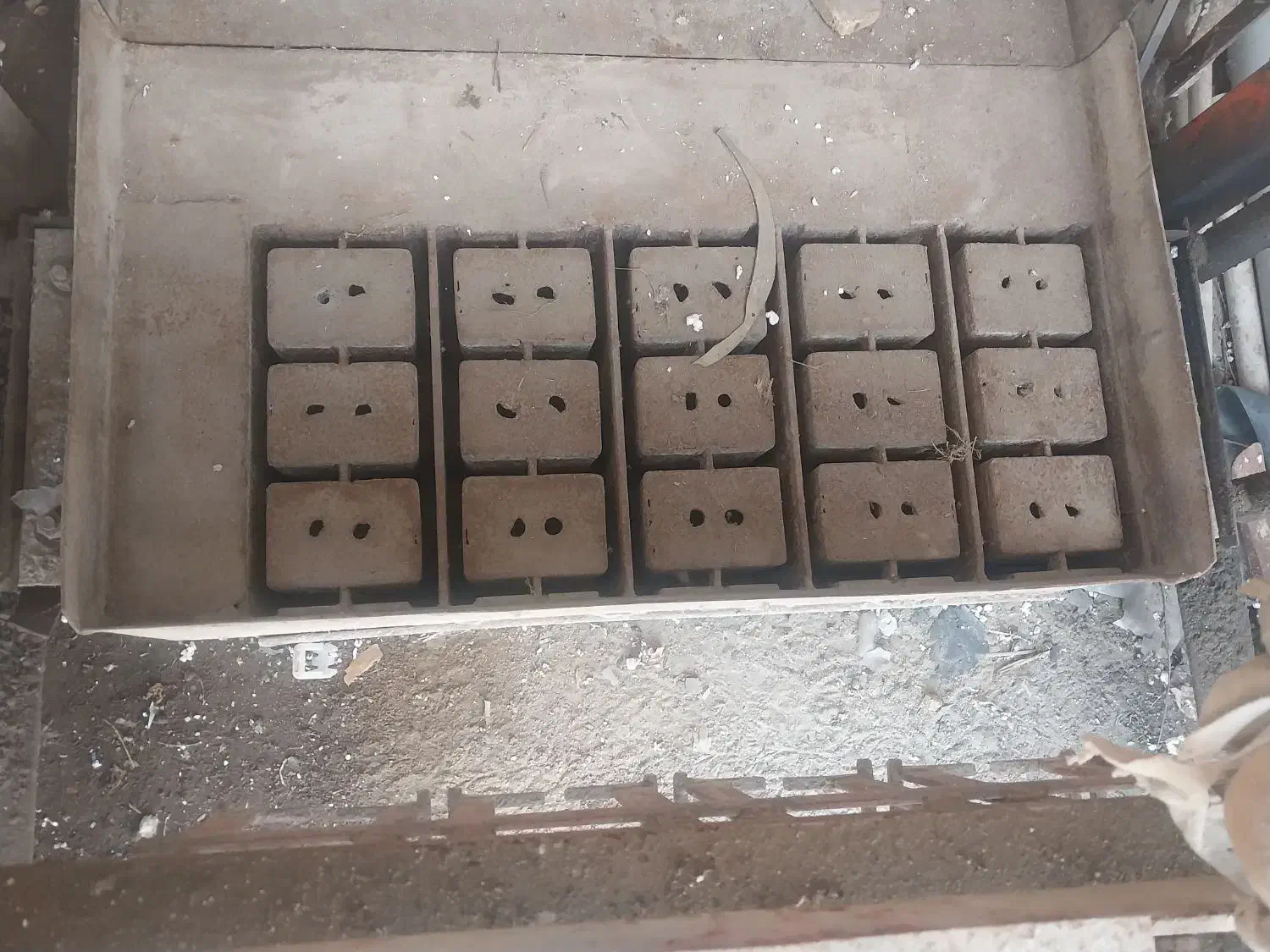 دستگاه ۳خانه ته پر و قالب پایه بتنی|ماشین‌آلات صنعتی|فومن, |دیوار