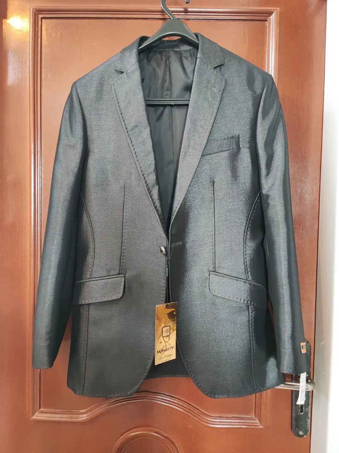 چند عدد کت مردانه|لباس|قائن, |دیوار