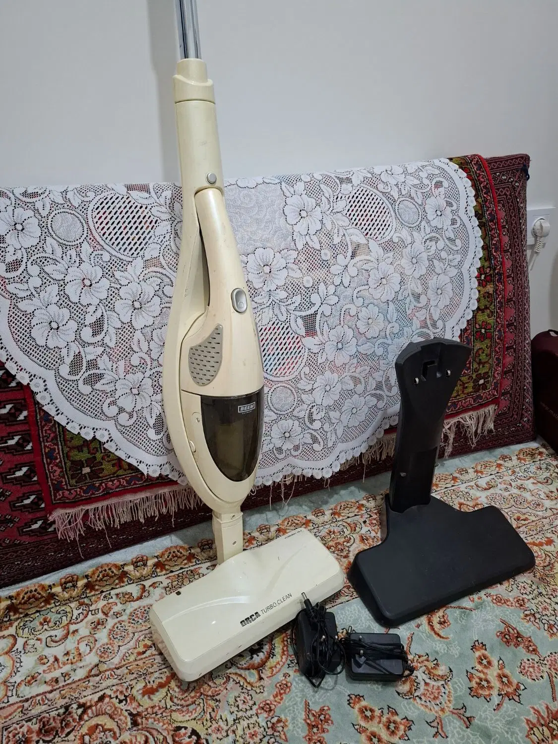 جارو شارژی کرم همراه شارژر و پایه|جاروبرقی، جارو شارژی، بخارشو|تهران, شهرآرا|دیوار