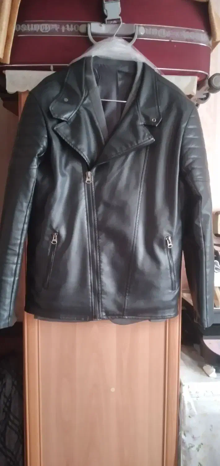 کاپشن ‌ چرم مشکی‌|لباس|هشتگرد, مدرس|دیوار