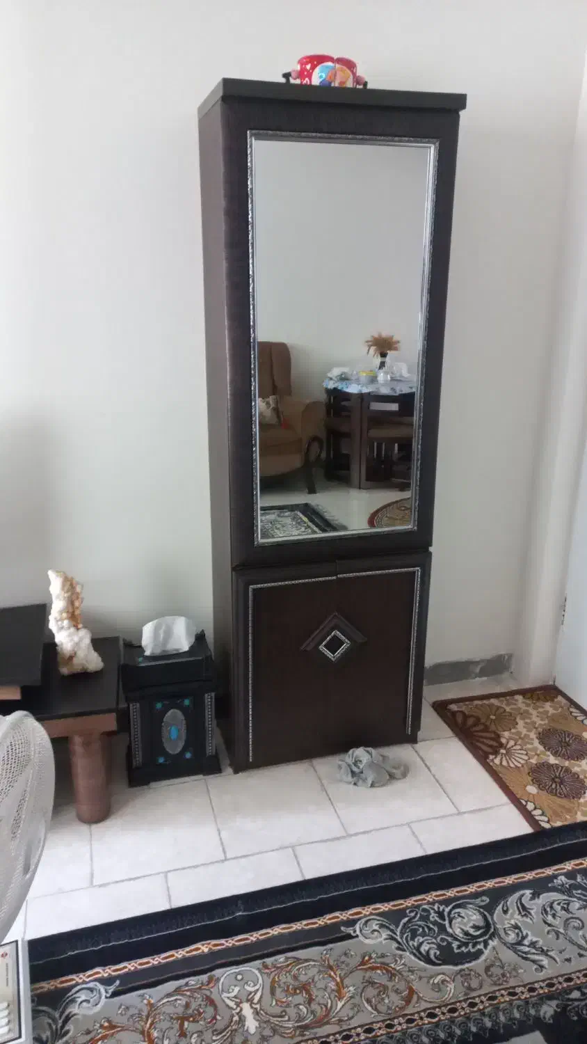 جاکفشی و اینه|جاکفشی، کمد، دراور|صومعه‌سرا, |دیوار