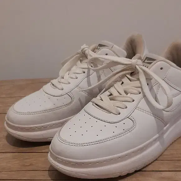 یک جفت کفش اسپرت و یک جفت نیم بوت|کیف، کفش، کمربند|سهند, |دیوار