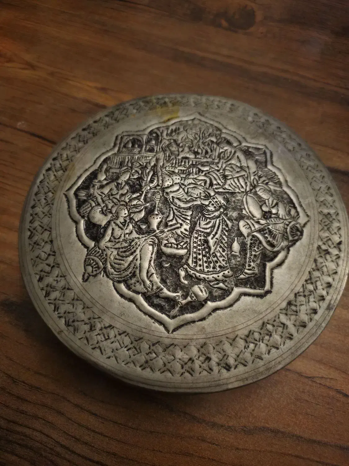 قلمزنی قدیمی اصیل قاجاری طرح بزم درباری|کلکسیون اشیاء عتیقه|تهران, کاج|دیوار