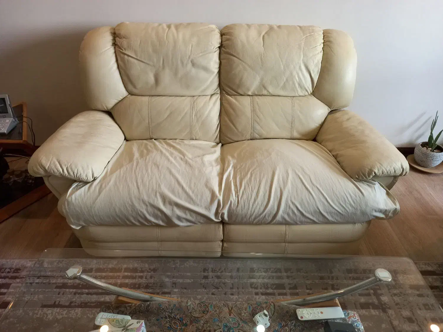 مبل ۴ نفره ریلکسی وارداتی چرمی کرم رنگ|مبلمان خانگی و میز عسلی|تهران, بوستان چیتگر|دیوار