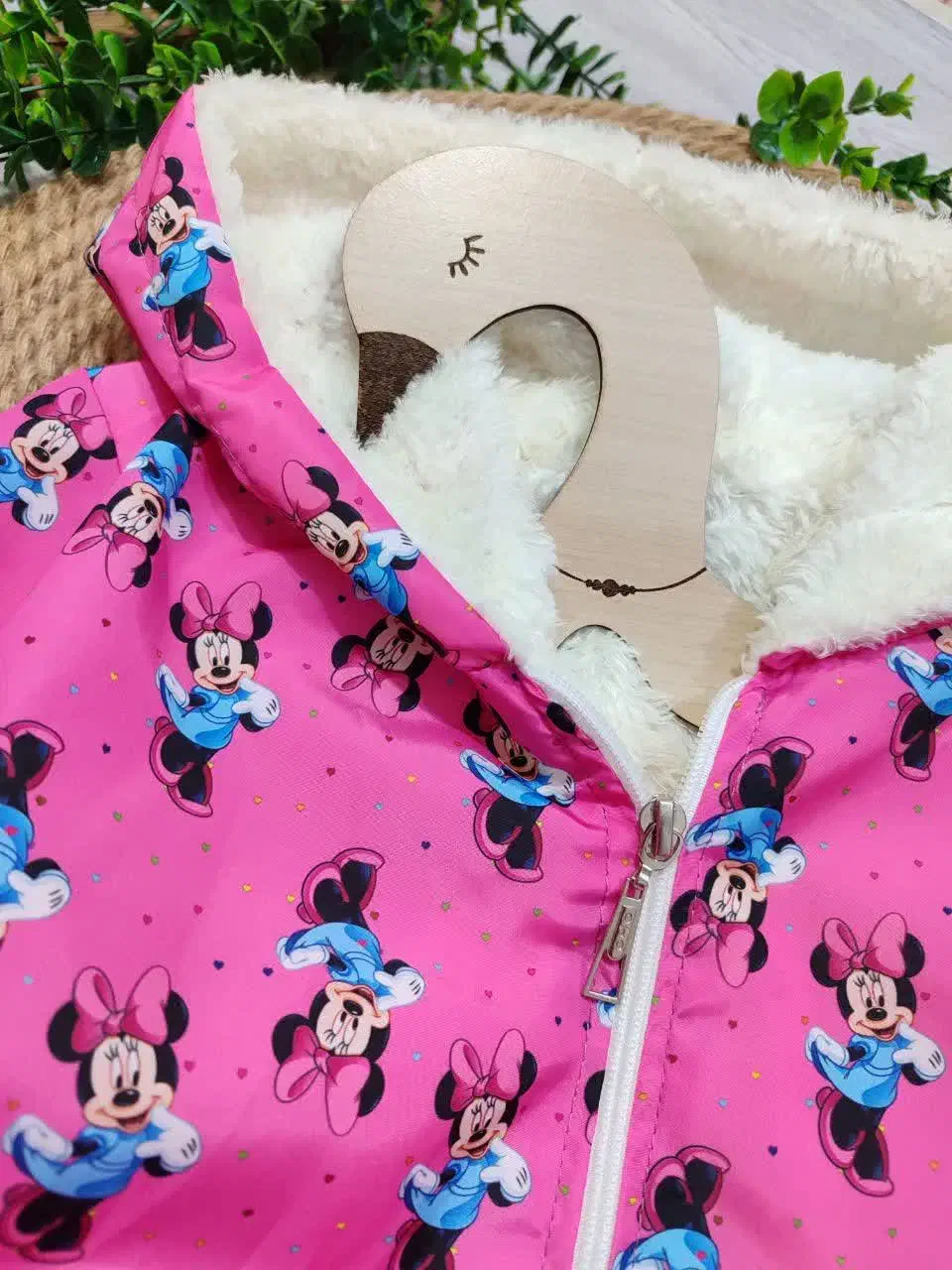 کاپشن دخترانه|لباس|رشت, باهنر|دیوار