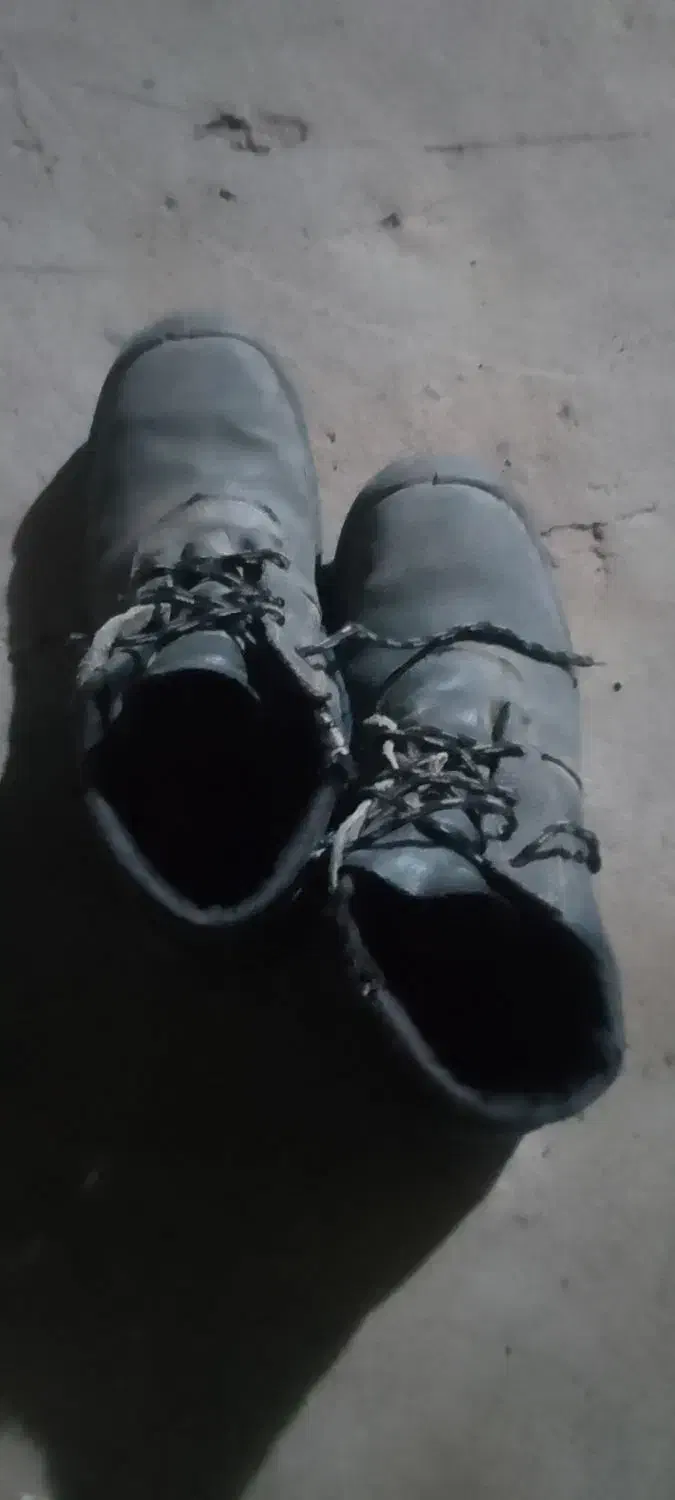 پوتین|کیف، کفش، کمربند|مسجد سلیمان, |دیوار