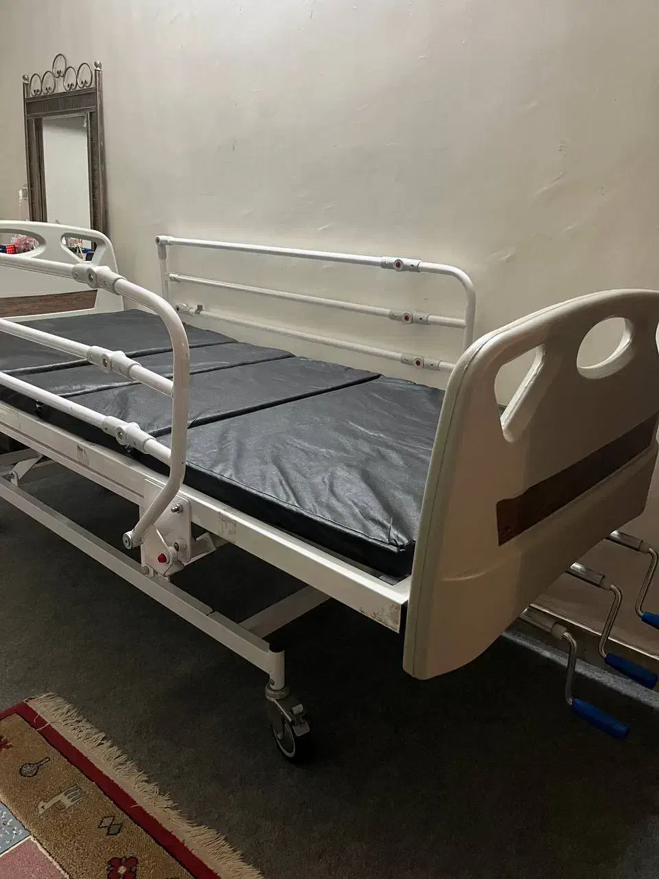 تخت بیمارستانی و ویلچر قابلیت تنظیم ارتفاع|آرایشی، بهداشتی، درمانی|لاهیجان, شهید آوینی|دیوار