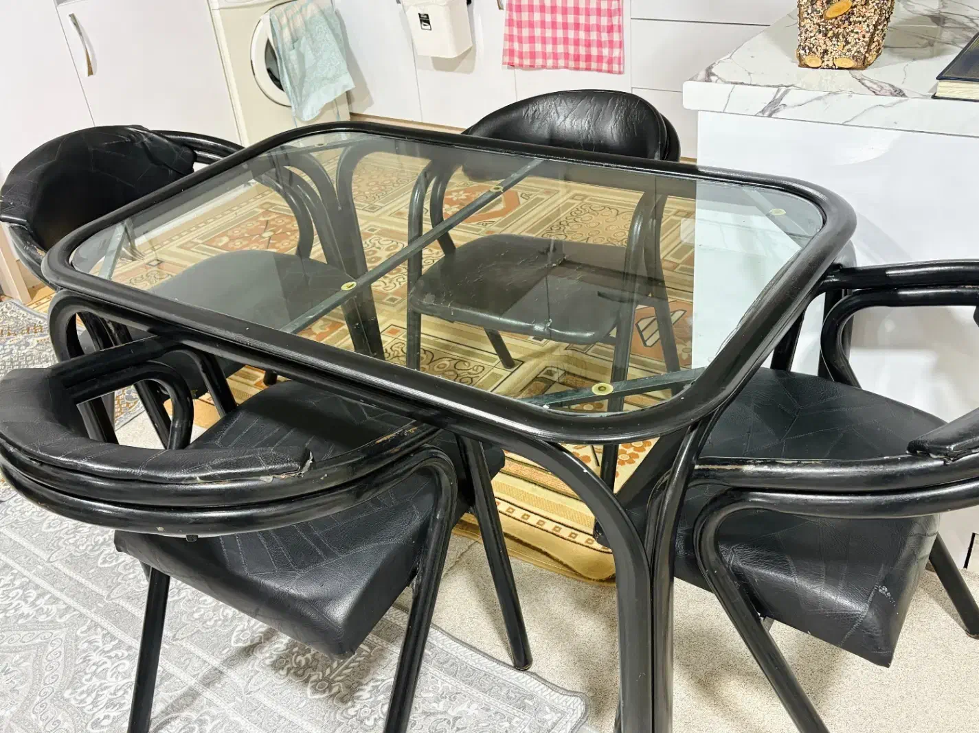 میز غذا خوری به همراه ۴عدد صندلی|میز و صندلی غذاخوری|گرمه, |دیوار