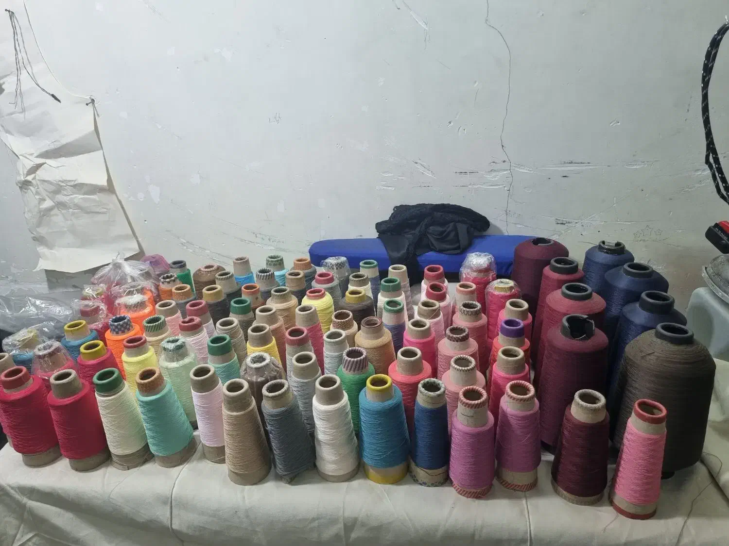 تعداد زیادی نخ زیگزال و دوک|چرخ خیاطی و ریسندگی|صفادشت, |دیوار