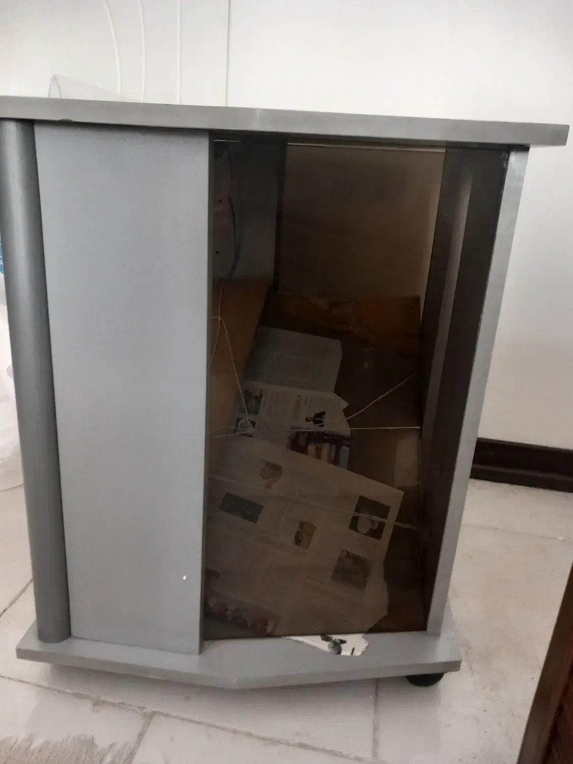 میز تلویزیون سالم دوطبقه شیشه خور مناسب  ۲۰ اینچ|میز تلویزیون|پرند, فاز ۴|دیوار