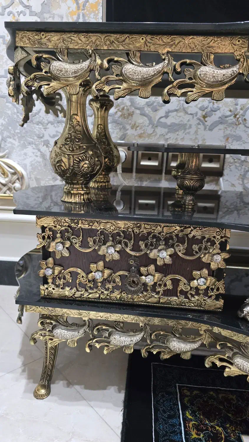 میز تلویزیون|میز تلویزیون|ری, جوانمرد قصاب|دیوار