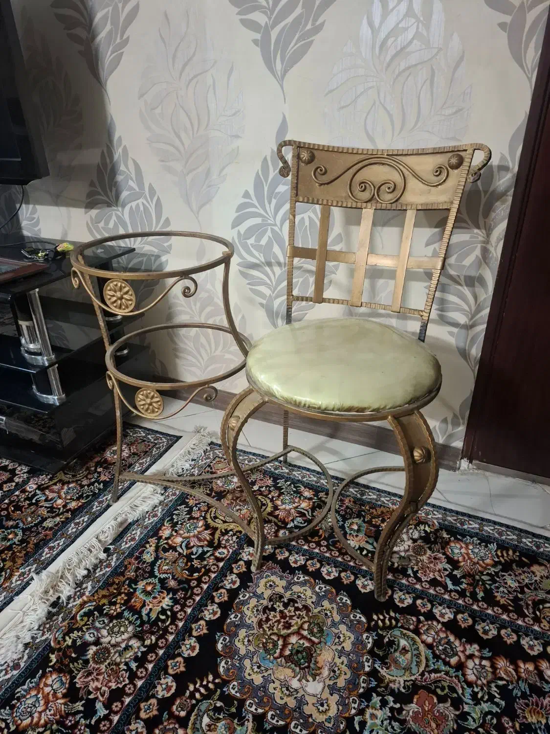 میز تمیز تلفن باصندلی سرخود شیشه هم داره سالمه ۴۵۰|میز تلفن|مشهد, هفت تیر (نه دره)|دیوار