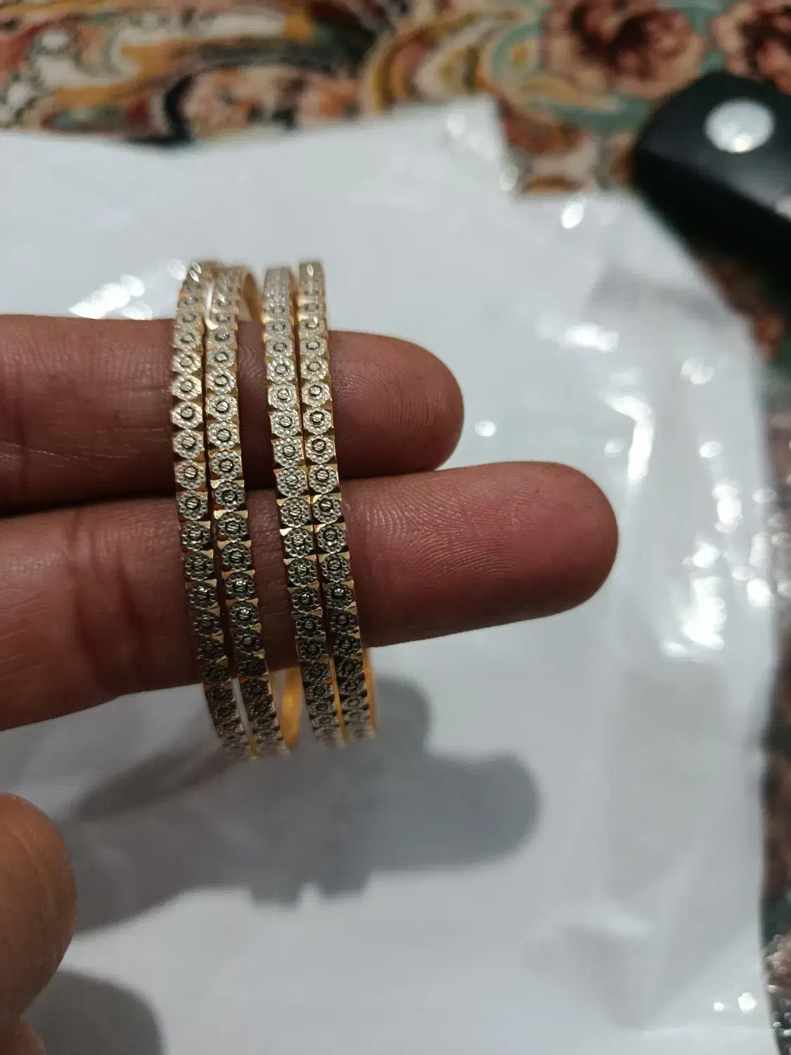 طلا النگو و دستبند|جواهرات|کاشان, باغ ماجد|دیوار