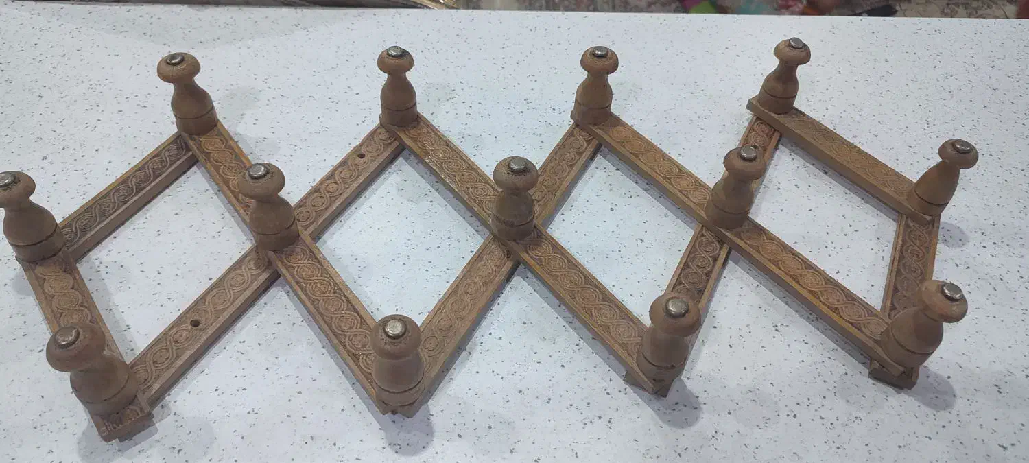 چوب لباسی چوبی قدیمی|بندرخت و رختآویز|ری, جوانمرد قصاب|دیوار