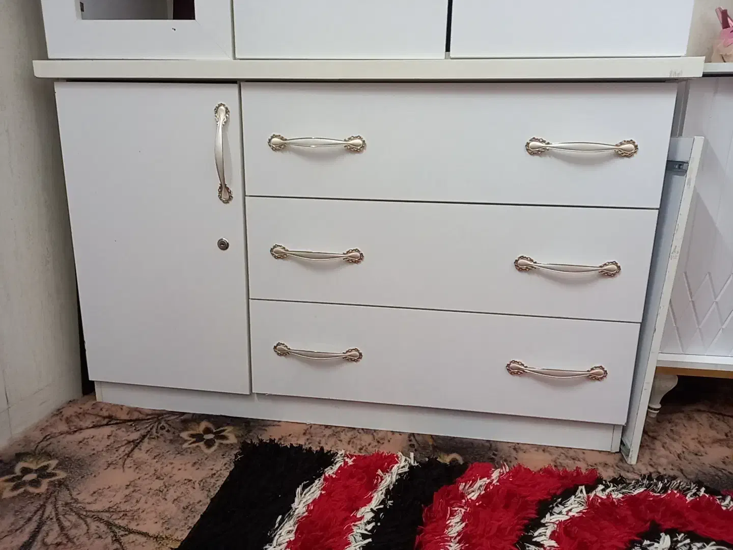 کمد لباس ودارای ۳تا کشو فقط یک قسمش اینه شکسته|جاکفشی، کمد، دراور|میبد, |دیوار