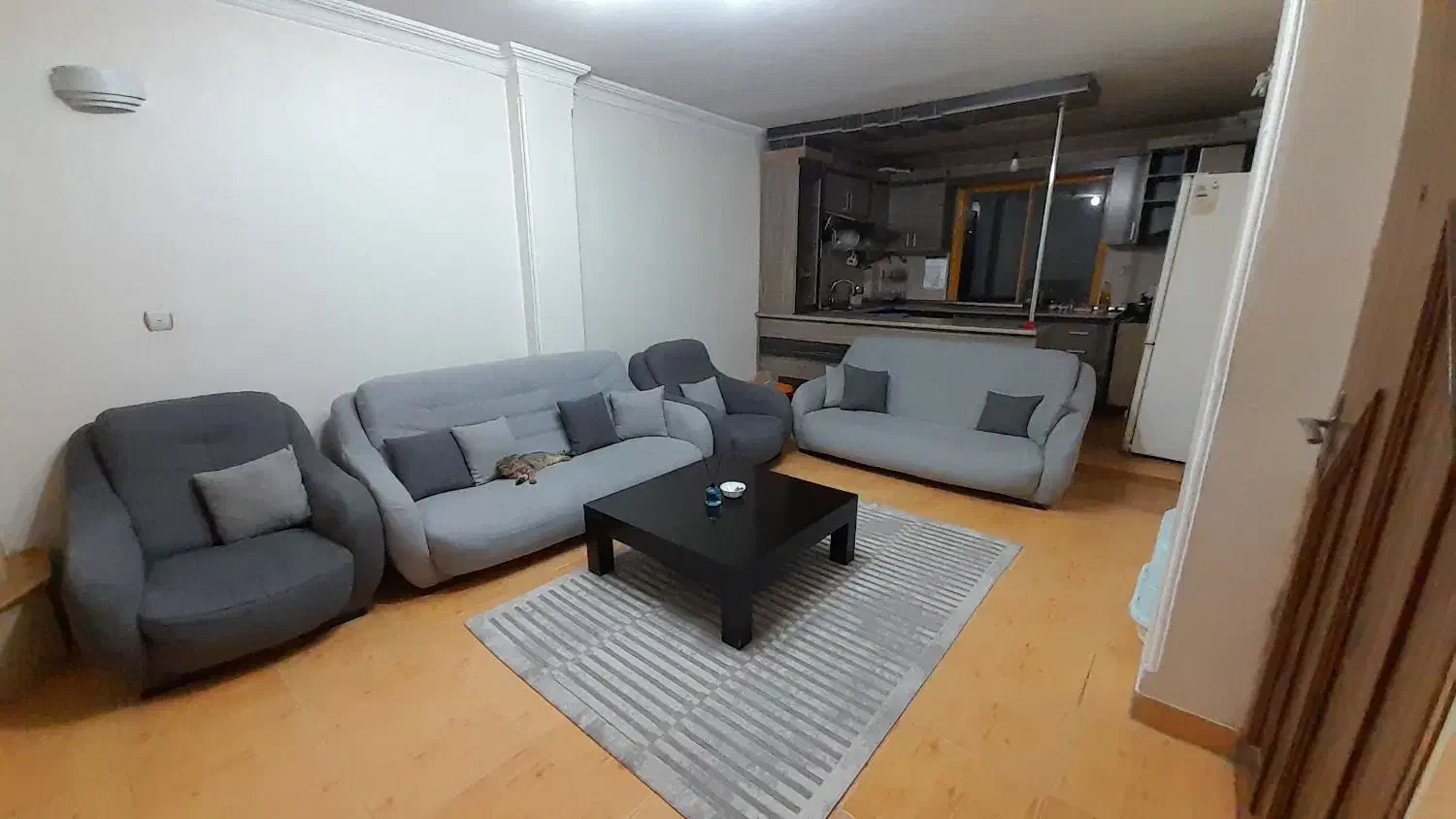 یک دست مبل ۸ نفره با جلو مبلی|مبلمان خانگی و میز عسلی|رشت, رودباری|دیوار