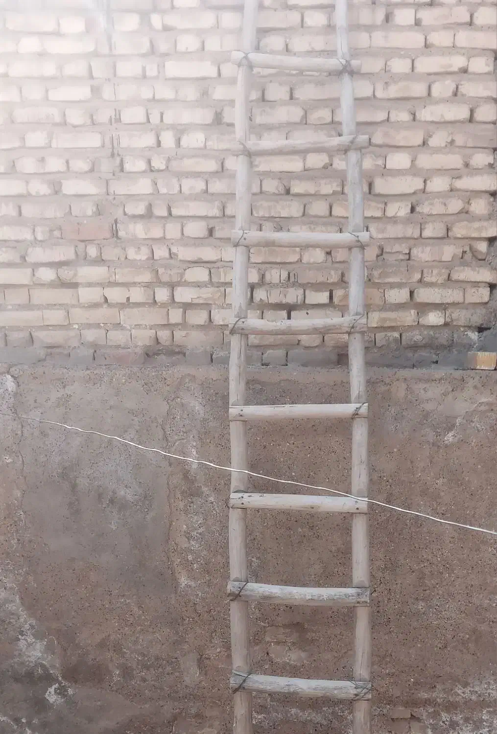 نردبان چوبی. در اهنی|مصالح و تجهیزات ساختمان|شیراز, کوشک میدان|دیوار