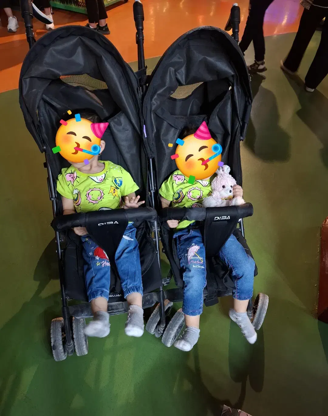 کالسکه دوقلویی کنارهم|کالسکه و لوازم جانبی|شیراز, کوشک میدان|دیوار