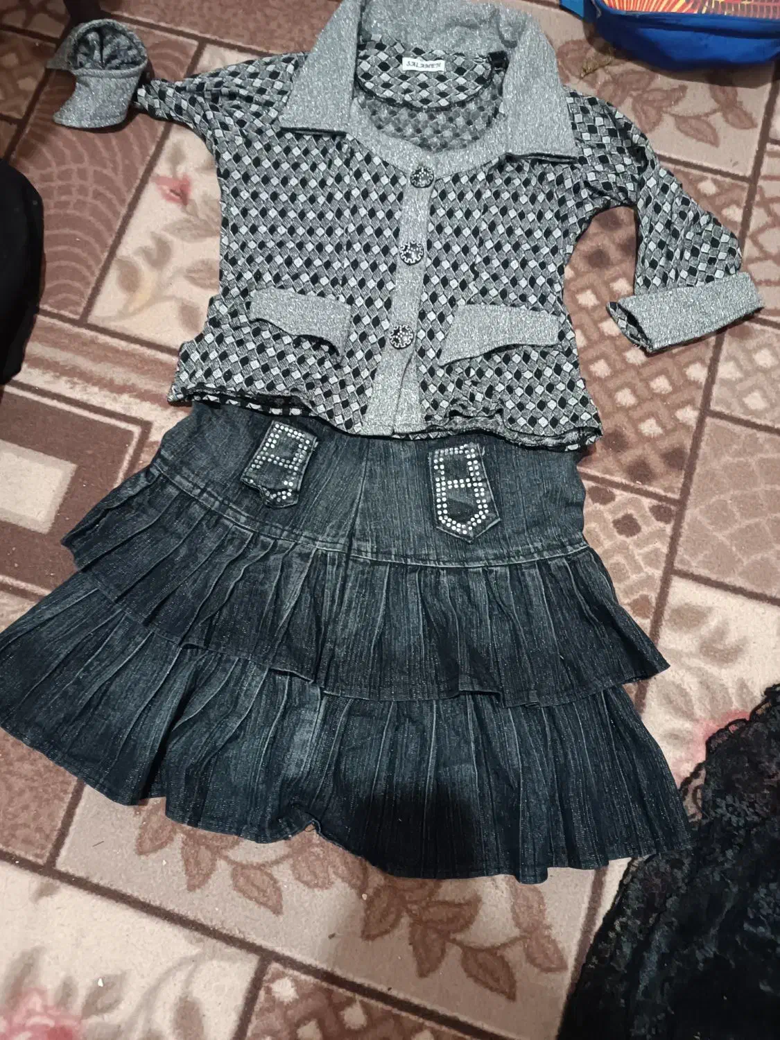 تعدادی لباس|لباس|ملایر, |دیوار