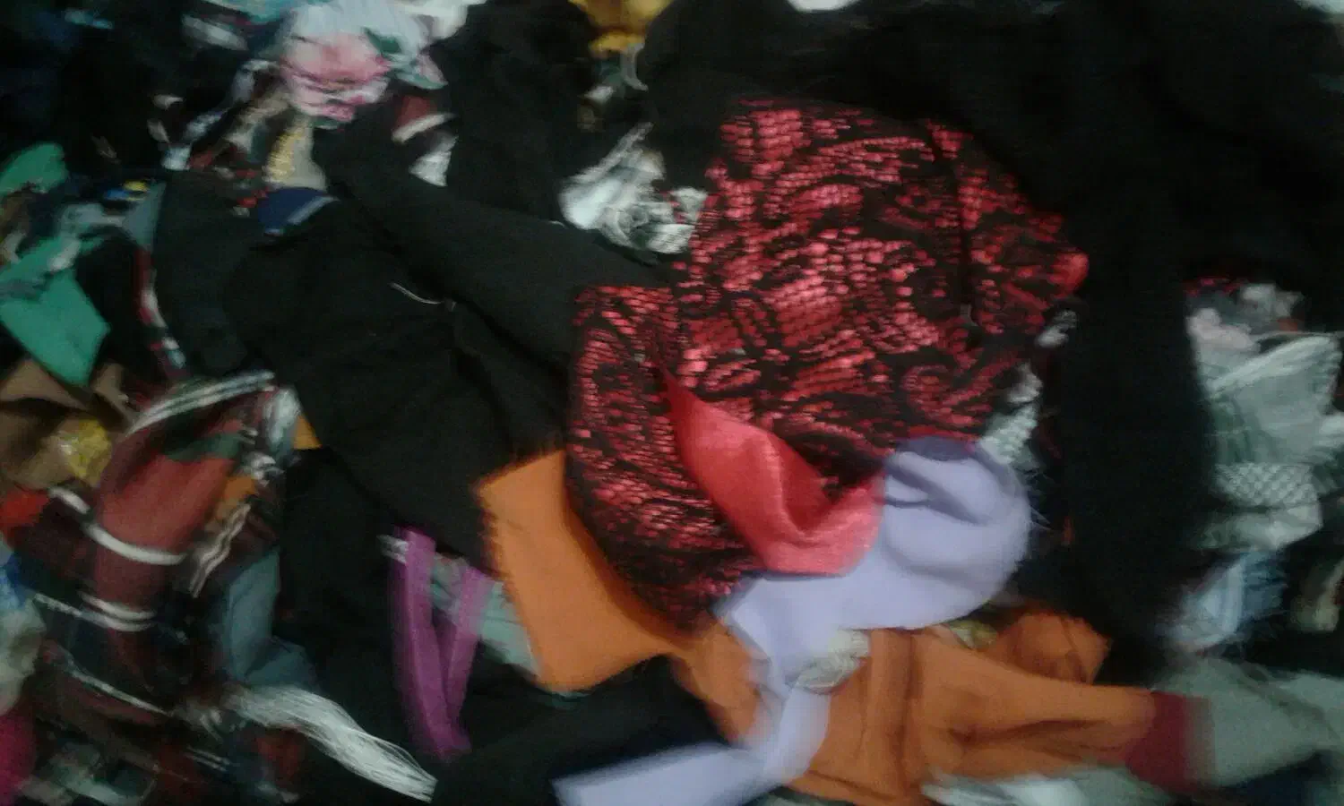 مقداری تکه پارچه خوش رنگ|لوازم خیاطی و بافتنی|سمنان, |دیوار