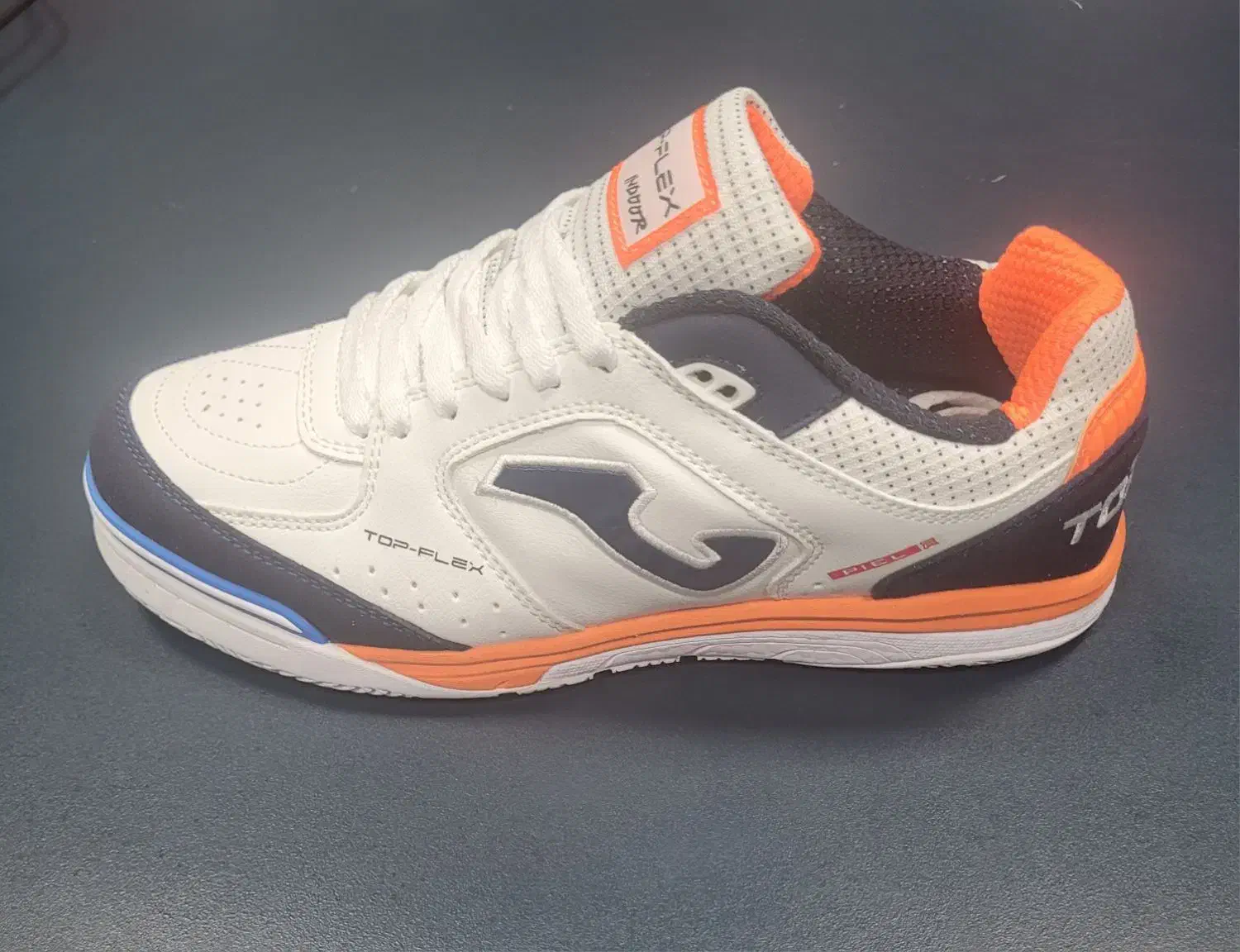 کتونی فوتسال جوما|کیف، کفش، کمربند|رشت, کاکتوس|دیوار