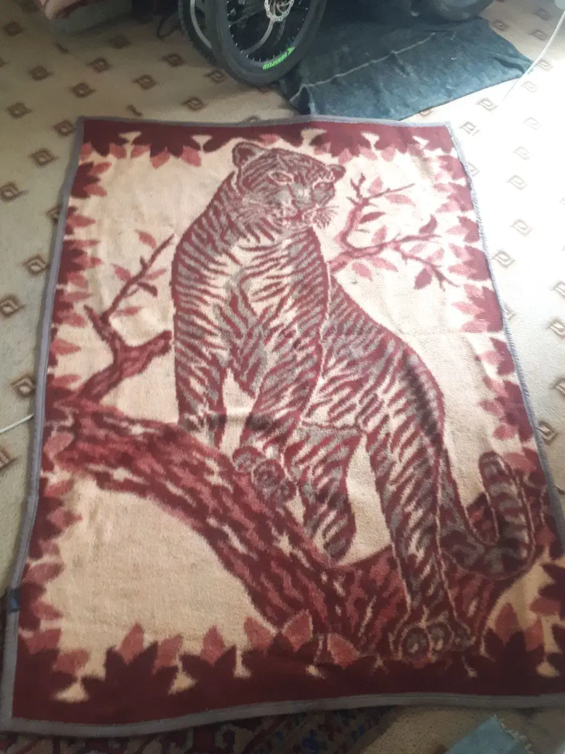 پتو پلنگی|رختخواب، بالش، پتو|گنبد کاووس, |دیوار