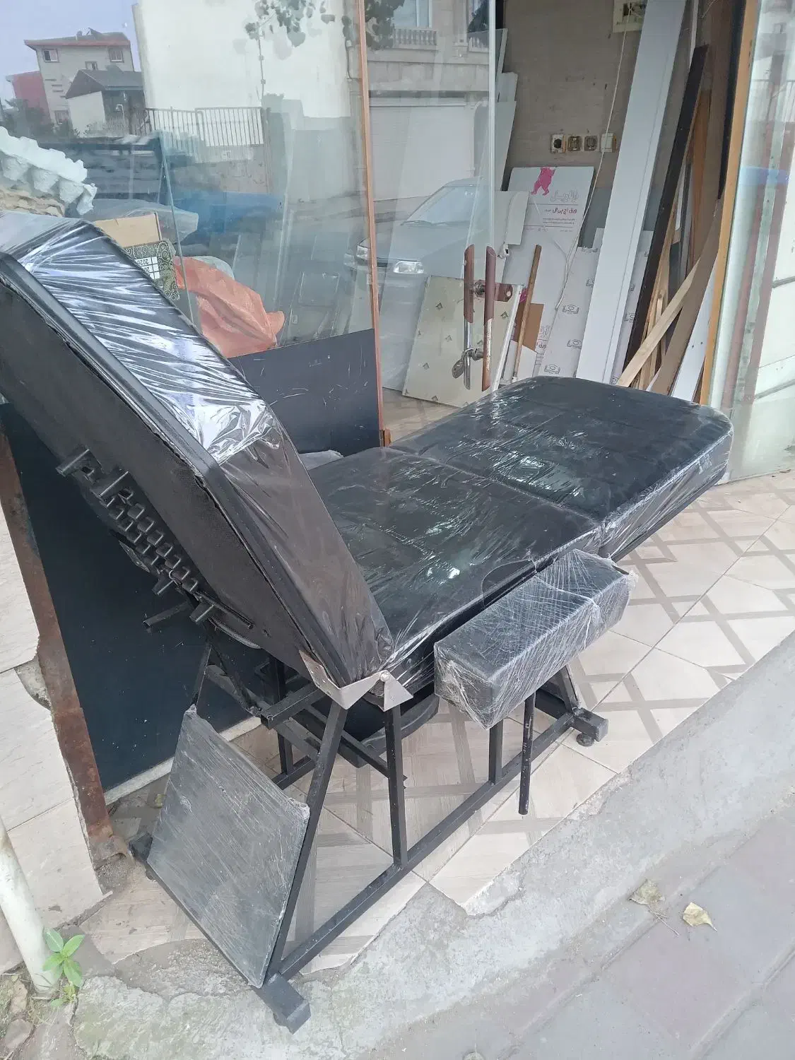 صندلی میکاپ و کاشت ابرو نو و سالم|آرایشگاه و سالنهای زیبایی|رشت, معلولین|دیوار