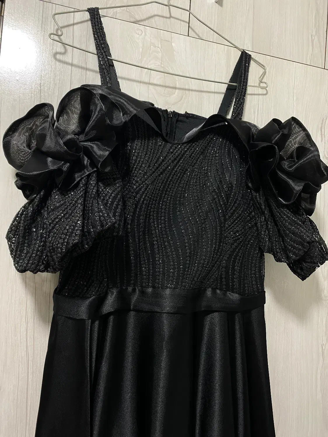 لباس مجلسی|لباس|بهارستان, |دیوار